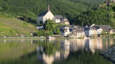 Mosel Nehri'nin. beilstein arka plan cityscape içinde.