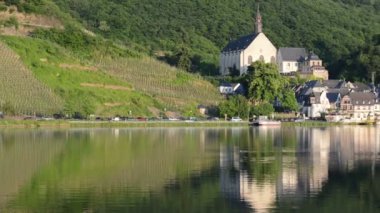 mosel Nehri'nin beilstein doğru yol boyunca araba araba.