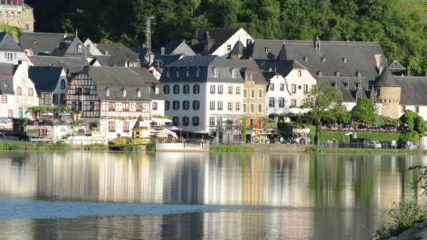 Stadsbilden beilstein och mosel-floden. — Stockvideo