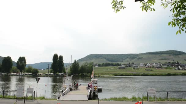 Piccolo traghetto a Mosel River nel villaggio Beilstein (Germania) ) — Video Stock