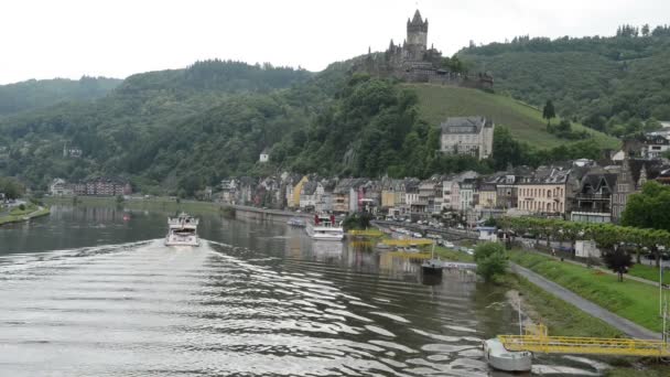 Turist båt vid Mosel-floden i Cochem (Tyskland) — Stockvideo