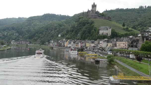 Turist båt vid Mosel-floden i Cochem (Tyskland) — Stockvideo