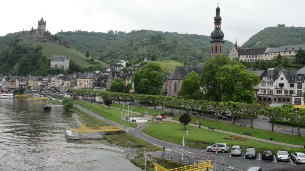 Stadsgezicht van cochem en Moezel rivier — Stockvideo