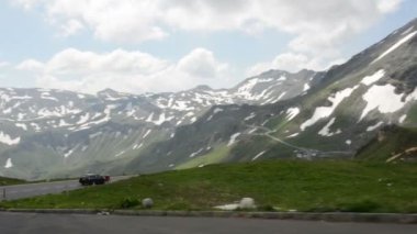 Alpler üzerinden grossglockner yol boyunca sürüş.