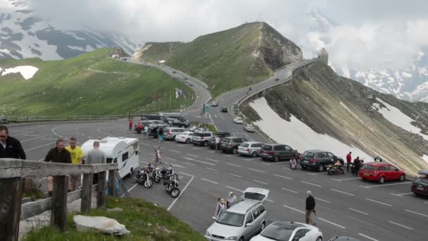 Turistas en el aparcamiento de Grossglockner carretera a través de los Alpes — Vídeo de stock