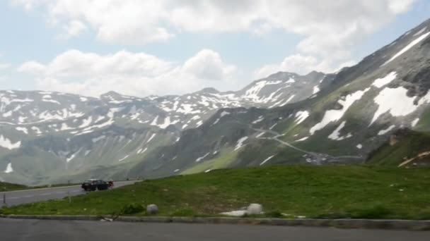 Conduciendo por Grossglockner carretera a través de los Alpes . — Vídeo de stock
