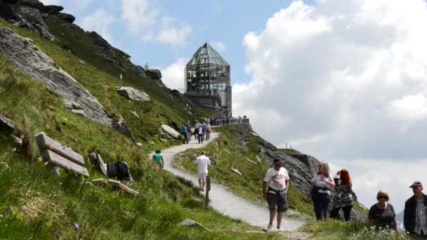Turistas caminhando para o ponto de observação na gama Grossglockner . — Vídeo de Stock