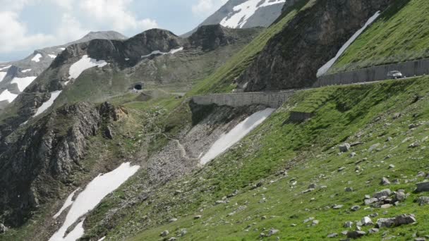 Turistas dirigindo ao longo da estrada Grossglockner através de alpes . — Vídeo de Stock