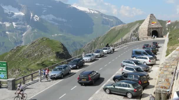 Turistas conduciendo por Grossglockner carretera a través de los Alpes . — Vídeo de stock