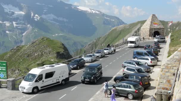 Alpler üzerinden grossglockner yol boyunca sürüş turist. — Stok video