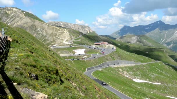 Turistas dirigindo ao longo da estrada Grossglockner através de alpes . — Vídeo de Stock