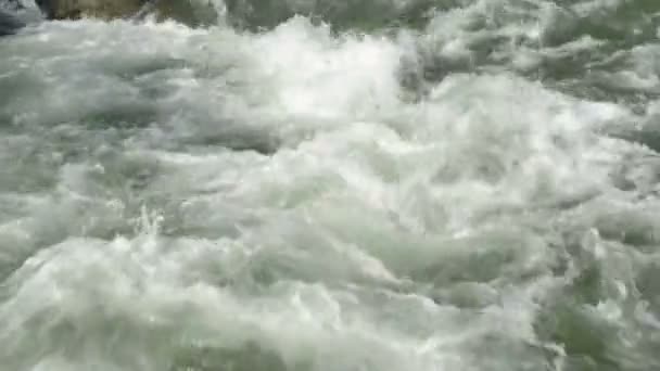 Gerlos floden på sommaren (tirol, Österrike) — Stockvideo