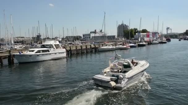 Auf dem Weg zum Hafen passiert das Motorboot die Altstadt. Warnemünde in der Ostsee. — Stockvideo