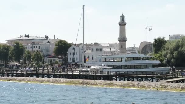 Warnemuende i części starego miasta, z puli lekkie dom i herbaty, a także hotel Neptun. — Wideo stockowe