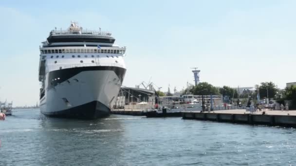 Im Kreuzfahrthafen liegt das Sternbild Kreuzfahrtschiff vor Anker. — Stockvideo