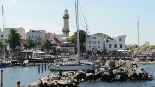Warnemünde und Teile der Altstadt mit Leuchtturm und Teekanne sowie Neptunhotel. — Stockvideo