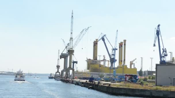 Warnow shipyards in Warnemünde. Building of a gas oil rig in dockyard — 비디오