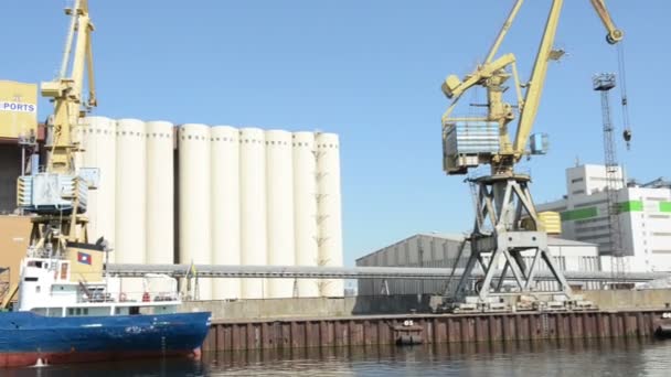 Ziarna port w Rostocku i Warnemünde. na statku znajduje się na nabrzeżu do załadunku. w tle, silosy zbożowe. Położony w warnemuende na sierpień 02, 2013 — Wideo stockowe