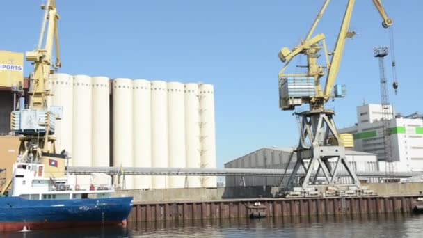 Puerto de grano de Warnemunde y Rostock. Un barco yace en el muelle para cargar. Al fondo, los silos de grano. Situado en Warnemuende el 02 de agosto de 2013 — Vídeo de stock