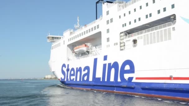 Una compañía naviera Stena Line sale del puerto de aguas profundas a Dinamarca. Situado en Warnemuende el 02 de agosto de 2013 — Vídeos de Stock