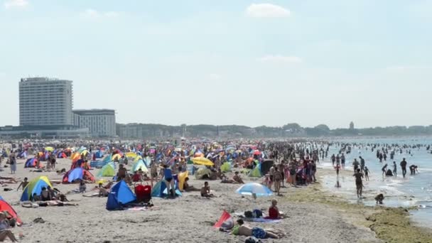 발트 해에 Warnemuende 해변에 사람들. 모래에 서 있는 작은 해변 텐트. 2013 년 8 월 2 일에 Warnemuende에 위치한 — 비디오