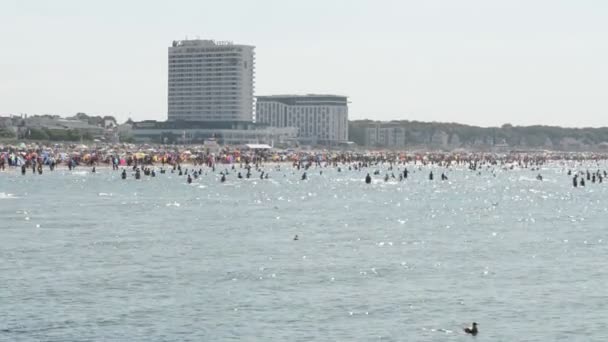 Persone sulla spiaggia di Warnemuende sul Mar Baltico. Piccole tende da spiaggia in piedi sulla sabbia. Situato a Warnemuende agosto 02, 2013 — Video Stock