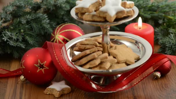 Christmas Time. Cake stand with cinnamon cookies. — Stock Video