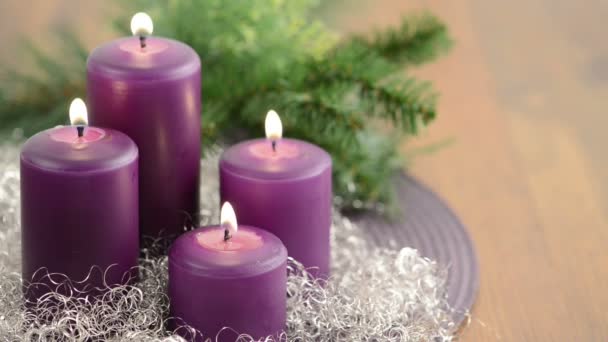 Four purple candle, wreath and silver decoration — Stock Video