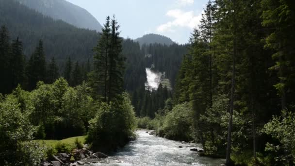 Vista del río de montaña en las cascadas de Krimml — Vídeo de stock