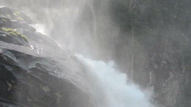 Şelalenin krimml. ağır çekim