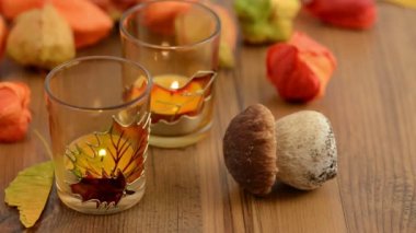 가 장식 테이블에 버섯 페니 롤빵 퍼 팅