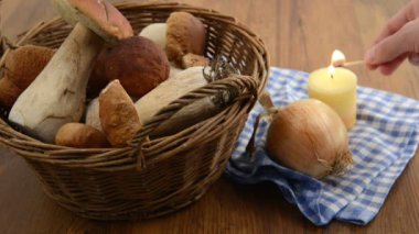 Penny topuz mantar bir sepet ve yanan mum