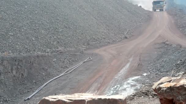 Camión volquete en carretera en la cantera de minas de superficie . — Vídeos de Stock