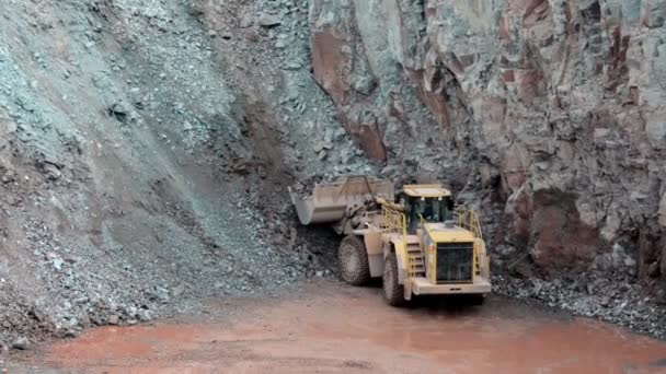 Earth mover ready to loading a dumper truck in a quarry, — Stock Video