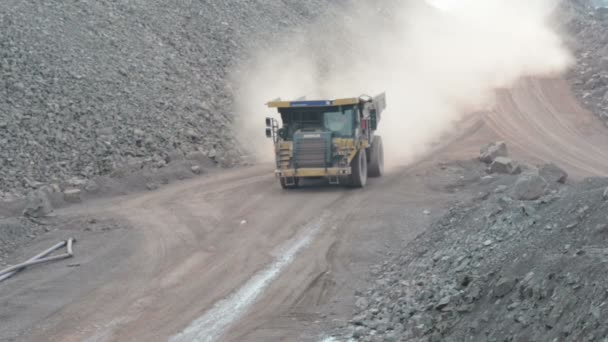 Φορτηγό ανατρεπόμενο όχημα στο δρόμο στην επιφάνεια ορυχείο λατομείο. — Αρχείο Βίντεο