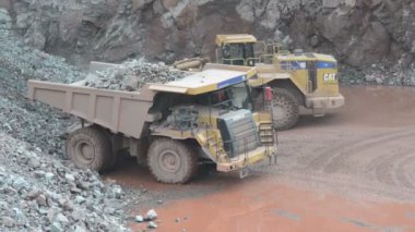 toprak yol verici bir damperli kamyon yükleme için hazır