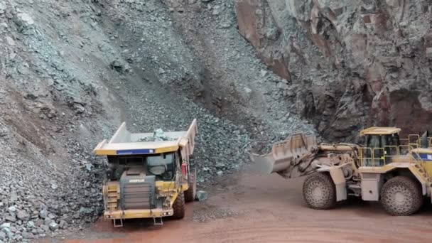 Earth mover ready to loading a dumper truck — Stock Footage Earth mover ready to loading a dumper truck Royalty Free Stock Video