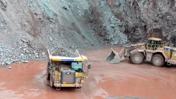 Earth mover ready to loading a dumper truck — Stock Video