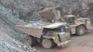 toprak yol verici bir damperli kamyon yükleme için hazır