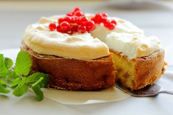 Torta de maçã com groselhas vermelhas e merengue . — Fotografia de Stock