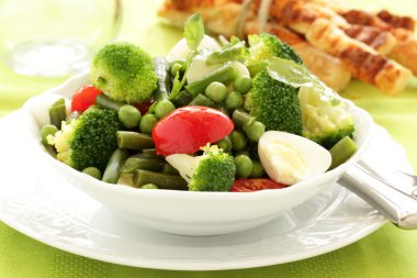 brokoli, domates ve yeşil bezelye salatası.