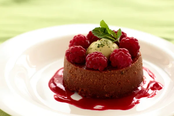 Mousse de chocolate com framboesas . — Fotografia de Stock