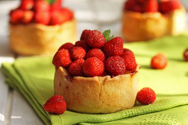 yaban çileği ile tartlets.