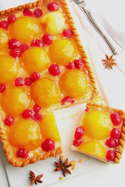 Cake with peaches, raspberries and cream cheese. — Stock Photo, Image