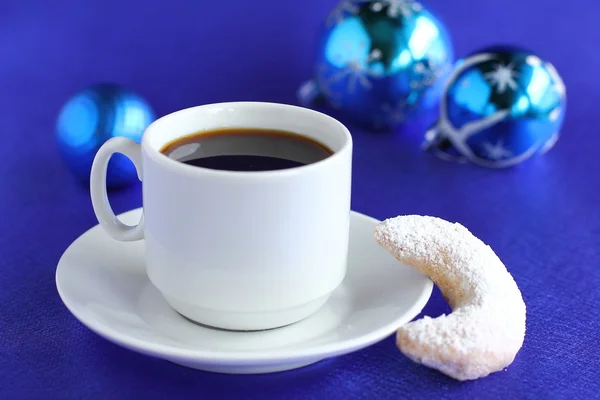 Eine Tasse Kaffee mit Keksen auf blauem Hintergrund. — Stockfoto