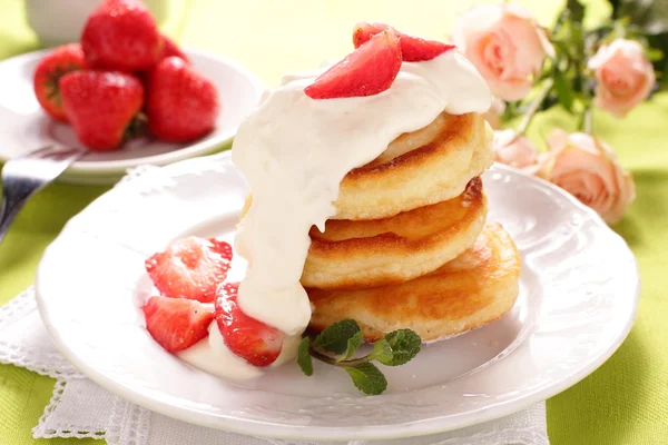 Pannenkoeken met aardbeien. — Stockfoto