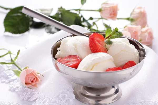 イチゴとアイスクリーム. — ストック写真