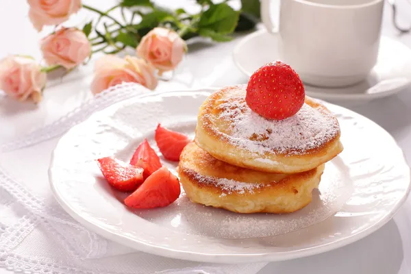 Panquecas com morangos . — Fotografia de Stock