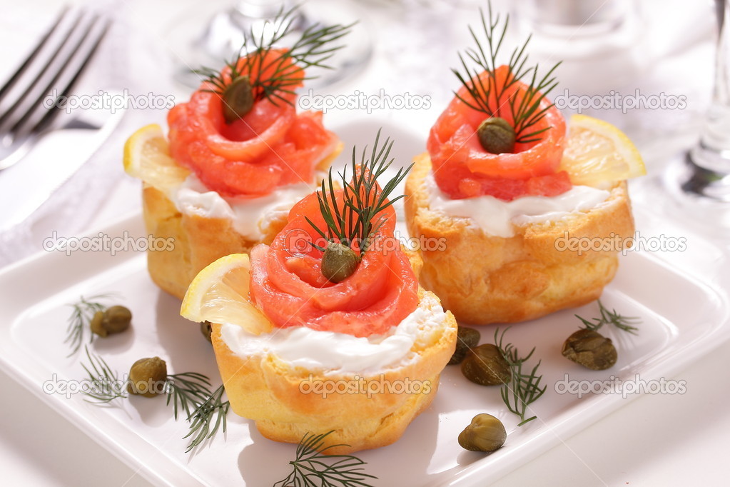 профитроли с красной рыбой и сыром. профитроли с лососем. профитроли с красной рыбой и сыром. профитроли с семгой. профитроли с сыром и семгой.