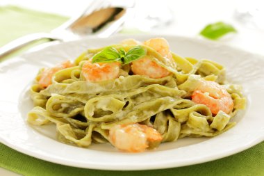 Tagliatelle mantarlı karides.